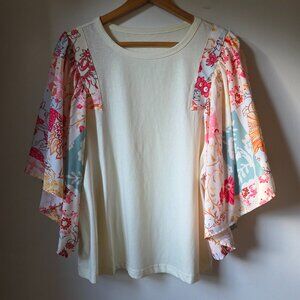 NEW W/O TAG SUPER CUTE BOHO FLORAL WIDE FLUTTER SLEEVES TOP SIZE M